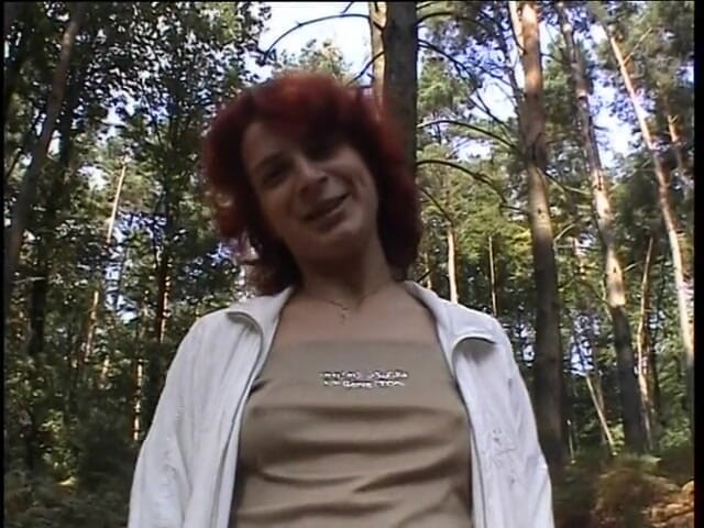 Horny Two really wet MILFs: O tipă roșcată se joacă cu pizda ei în aer liber
