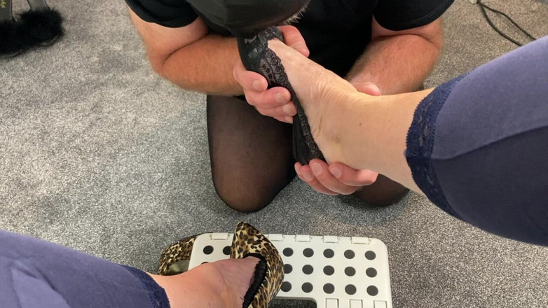 Mr MF: Mme les pieds matures permet à son footboy d’enlever ses chaussures...