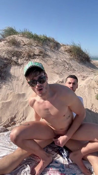 Tatuś pieprzy muskularnego sportowca z dużym tyłkiem na plaży