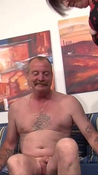 Dvě tlusté staré děvky udělají zralého muže, aby se vystříká na břicho