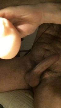 Homem peludo se masturba com dois brinquedos e ejacula dentro