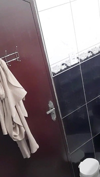 Una lesbica ha accettato di succhiare e scopare per soldi nel bagno della caffetteria.