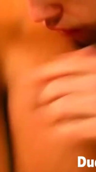 Des gens excités se embrassent et baisent dans un quatuor gay dé désordre