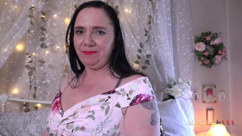 Aunt Judy's XXX: Auntjudys - Your Busty MILF Landlady Kjirsten Lets You Pay Rent...