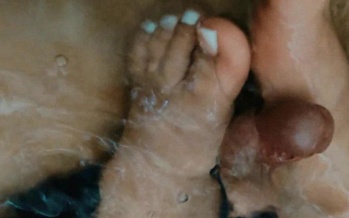 Andre Latina: Masturbare cu picioarele în apă