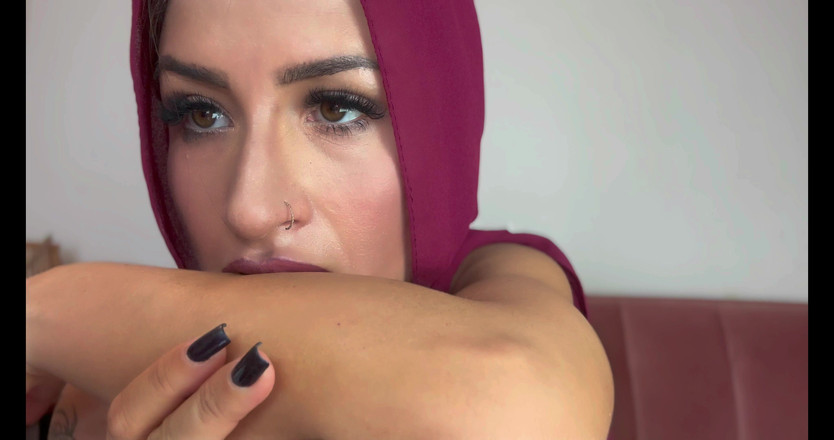 Anitta: Wanita Arab menggigit forearm