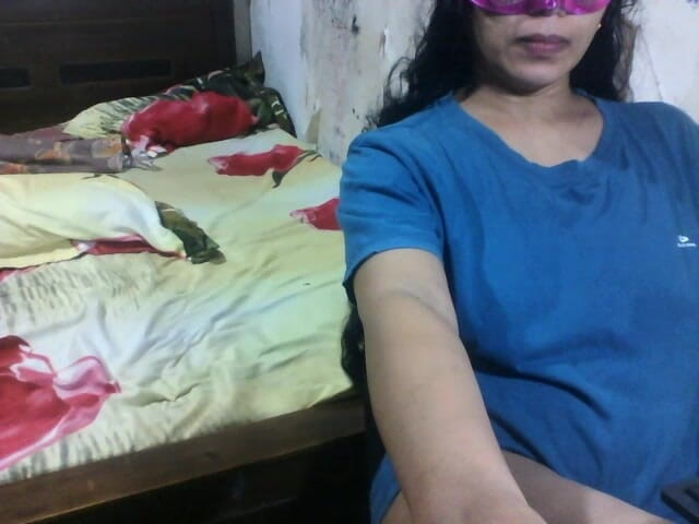 Arabicqueen: Indisches süßes mädchen spielt mit dicken möpsen und nackt dem...