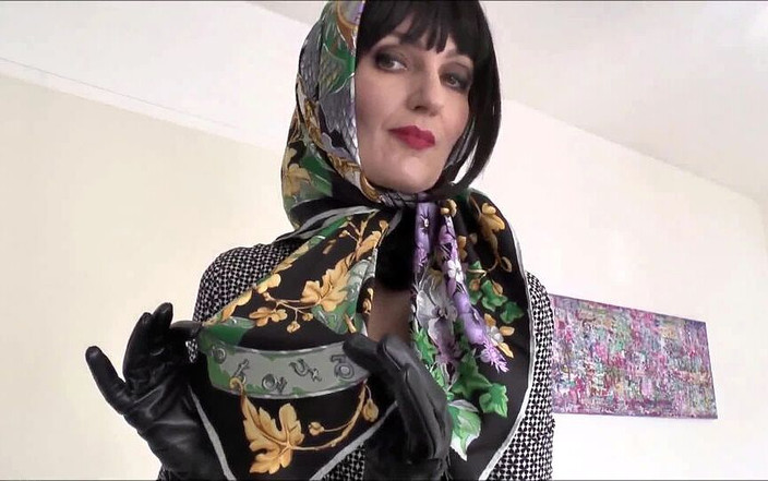 Lady Victoria Valente: Dejte si šátek a masturbujte pro svou šátkovou paní