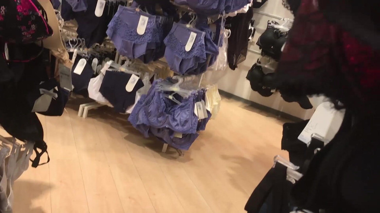 Roxanne Miller: Soyunma odasında sütyen, fışkırtma süt