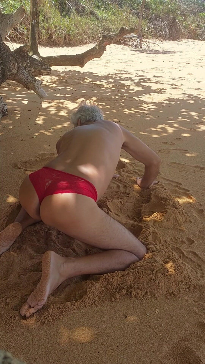 Ladysilvas: Ladysilva travestito in mutandine sulla spiaggia Che culo caldo