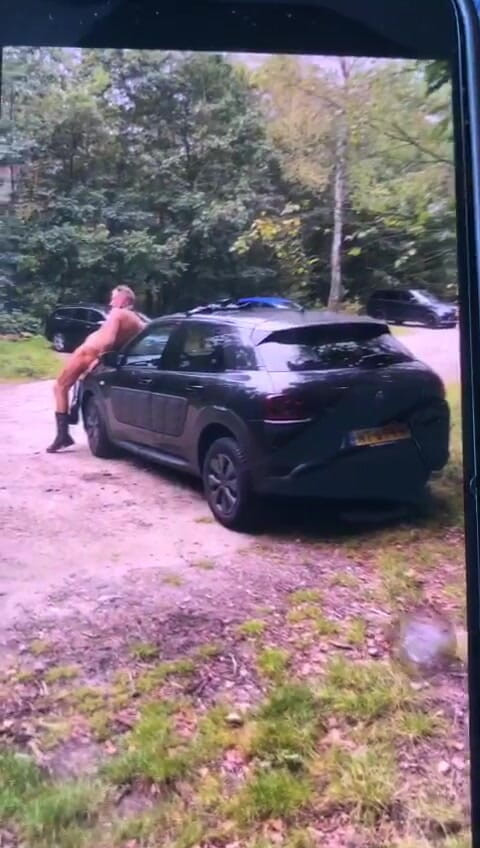 Benb Studio: सजा के रूप में एक पेड़ से बांधा