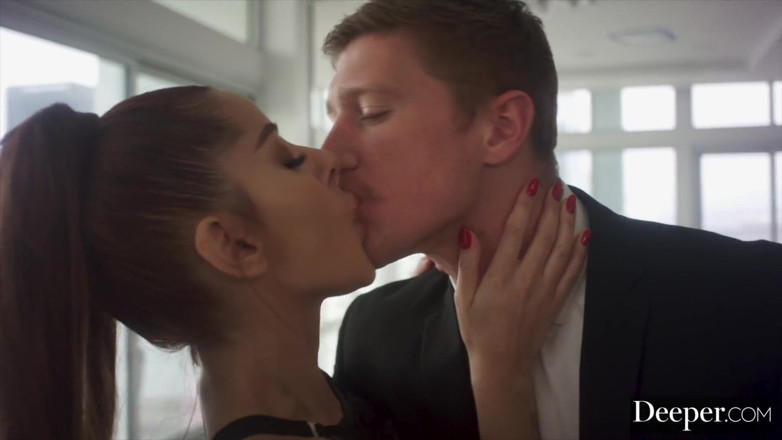 Deeper: Djupare. Oliver kan inte motstå temptresses Avery &amp; Vannas utmaning