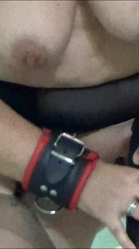 Schiavo scopato sul water dell'hotel con un dildo XXL