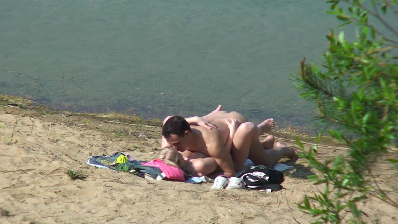 Lucky Perverts: Une blonde et son homme se font filmer en train...