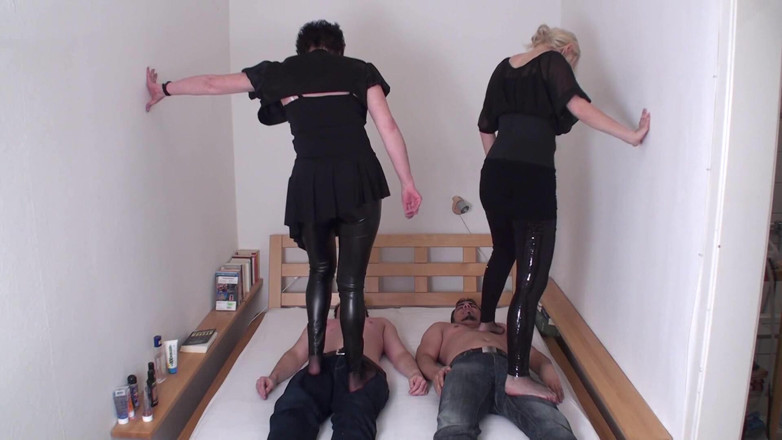 Femdom Austria: Brünette und blondine trampeln auf ihre sklaven