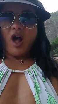 Walk on the Beach Encimtri a.wanker and Look at What Gave