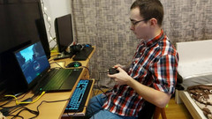 Alex and Luiza: Sexy vysokoškolačka přeruší svého nerdského spolužáka, zatímco hraje videohry, protože...