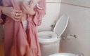 Savannah fetish dream: Wunderschöne menschliche barbie-puppe im badezimmer ausspioniert