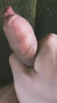 Amateurboy biczuje kutasa przewodem elektrycznym