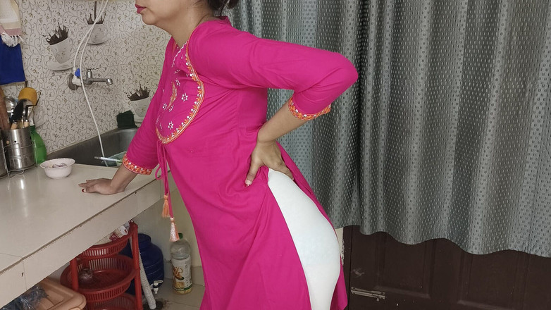 Saarabhabhi6: Čerstvě vdaná bhabhi ošukaná jejím švagrem v kuchyni - švagr ji opustil, i...