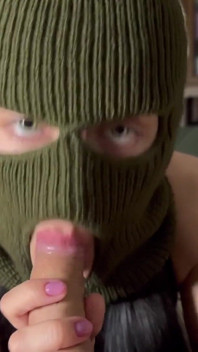 Hat einen tiefen schlampigen blowjob mit einem halsfick gemacht, er kommt zweimal