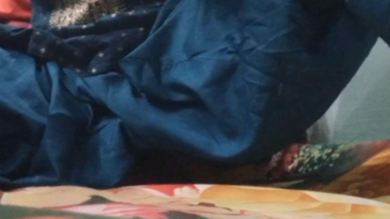hornytrans: Un travesti indien utilise de la peinture à ongles pour une...