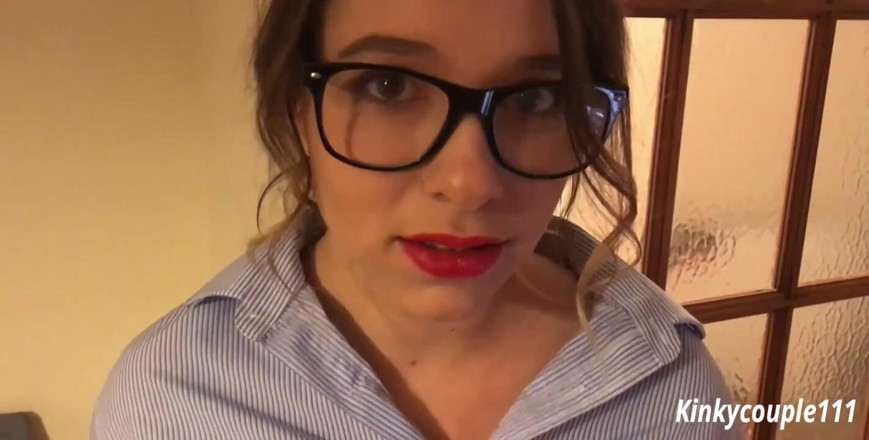 Samantha Flair: Angajat ciudat 1 - Angajat care suge pula - KinkyCouple111