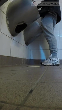 Amateur-jungs in Turnschuhen Wichsen Und Versuchen Handjob in Der Öffentlichkeit, Toiletten-urinal