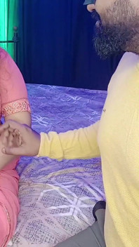 Pengantin yang baru berkahwin pergi ke rumah kawan suaminya pada keesokan harinya selepas malam perkahwinannya
