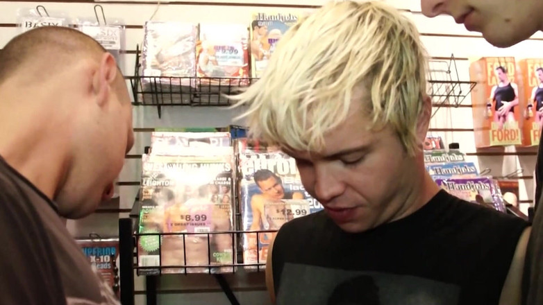 SEXUAL SIN GAY: Перейдіть на сцену мого члена - 2_trio смокталів насолоджуються своїми камшотами у відеомагазині