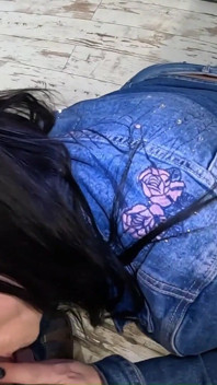 Aku lagi asik muasin memeknya pakai celana jins robek dan jaket denimnya didobel penetrasi sampai dicrot di dalam