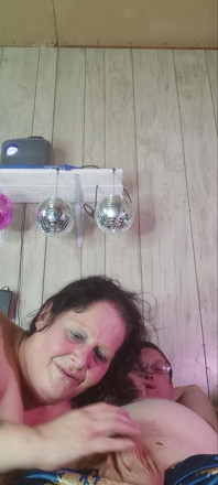 Když je hotový s touto děvkou, tlačí ji na flor
