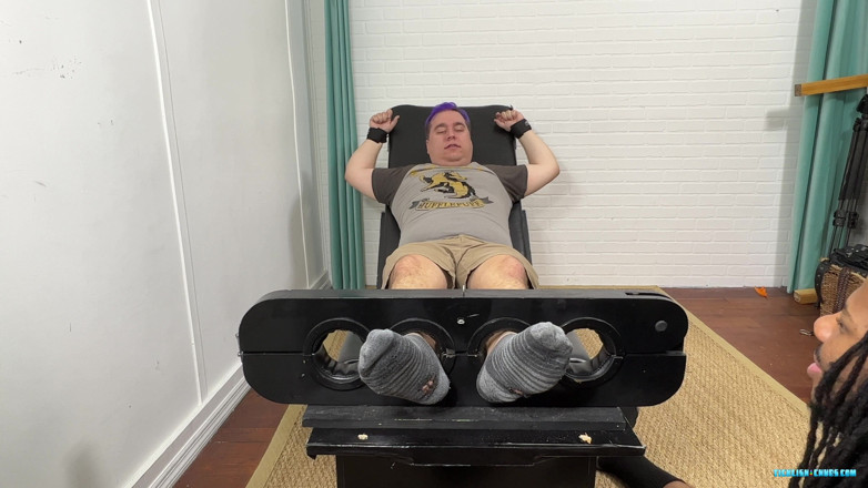 Ticklish Chubs: Jがマットを椅子に座らせる