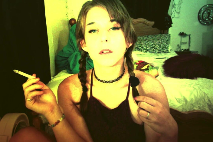 Alli Anderson: Fumar y relajarse