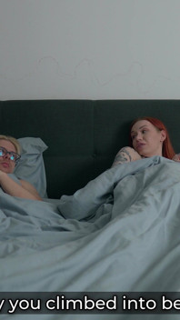 Stiefmoeder betrapt stiefzoet die zich aftrekt naar haar porno in bed - taboe creampieverrassing!