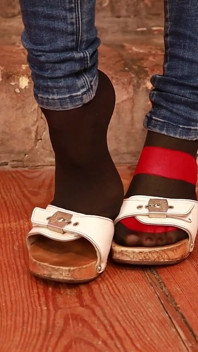 Clogs aur opaque chaddi - phutaple kantrast
