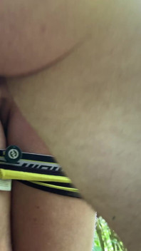 Seks di hutan, dua penis. Bagian 2. Versi 4k Asli