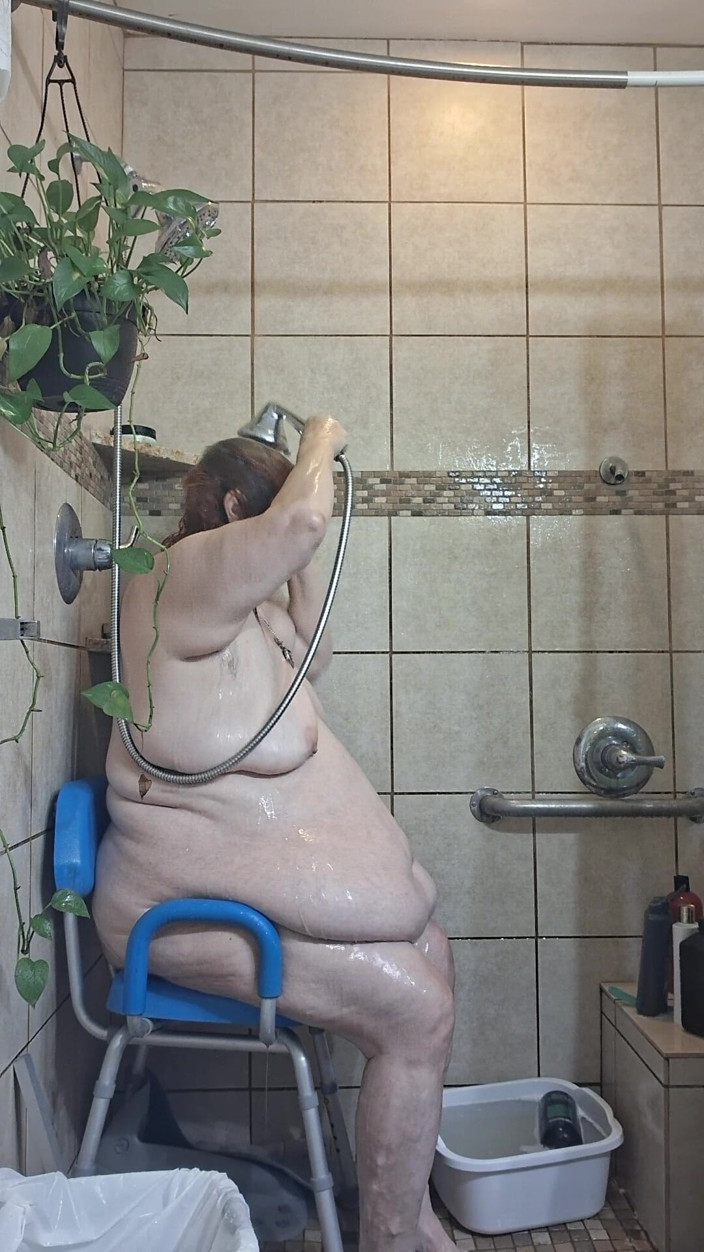 BBW nurse Vicki adventures with friends: ビッグビューティーナースのヴィッキーは汗だくでトイレに行きたくて!!