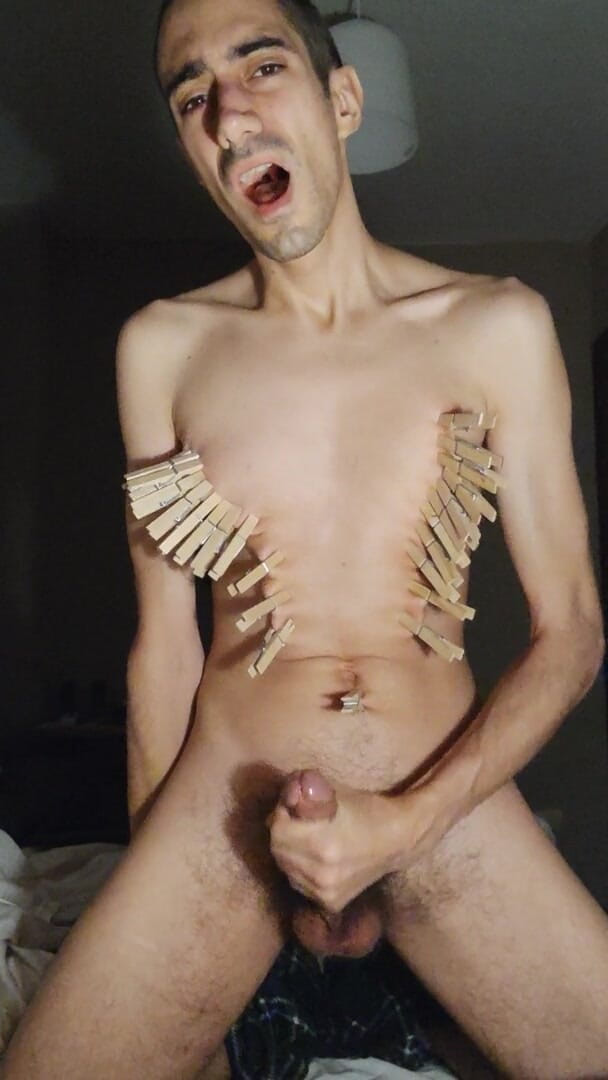 Slave Sparrow: 빨래 집게로 자위하기