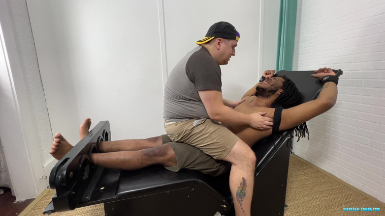 Ticklish Chubs: J în sfârșit în scaunul gâdilă