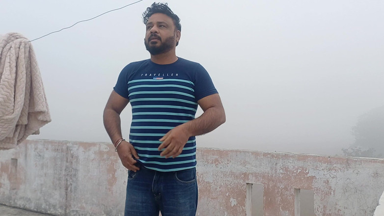 Austin Rose: Il Papà Indiano Si Toglie I Vestiti Nella Nebbia Invernale...