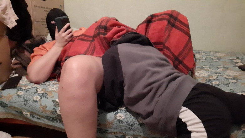 Lesbian-illusion: 我害羞的女友在被子底下爬行，用舔阴把我叫醒