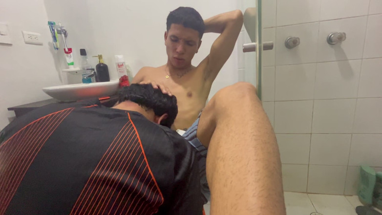 Tomas Styl: Femboy在继兄在那里的时候进了浴室，被他操了