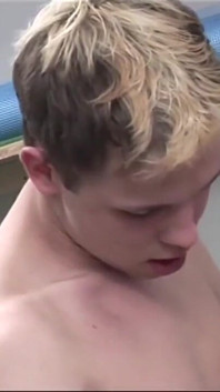 Ekskluzywne wideo Bez siodełka: Trójkąt rucha się z gorącymi i seksownymi gejami chętnymi na kutasa