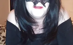 Transmom küçük sıkı deliğini anal tıkaçla eğitiyor