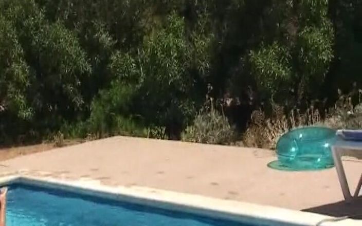 German Amateur Videos: Perfeita gata da Alemanha provocando na piscina