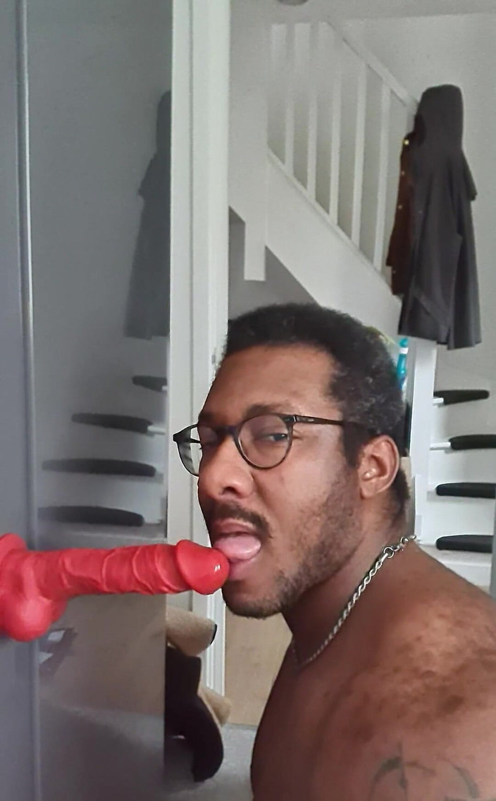 Amadeus: Yeni bir 8.5" büyük kırmızı dildo aldım