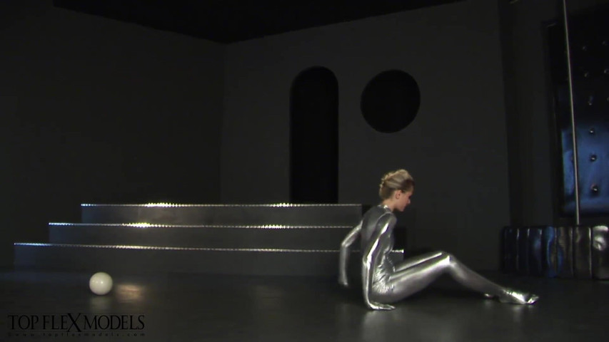 Contortion in Shiny Catsuit (Flexilady)