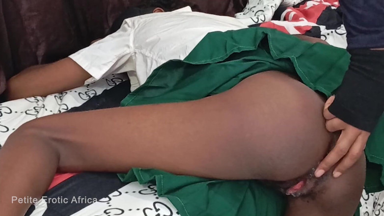 Petite Erotic Africa: Słodka murzynka nastolatka bierze ogromnego kutasa z pasji