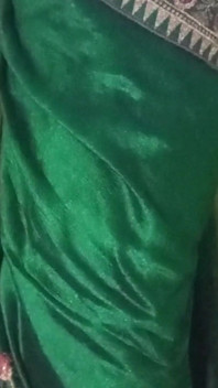 Indiana gay crossdresser gaurisissy em saree verde pressionando seus peitos grandes e dedilhado em sua bunda